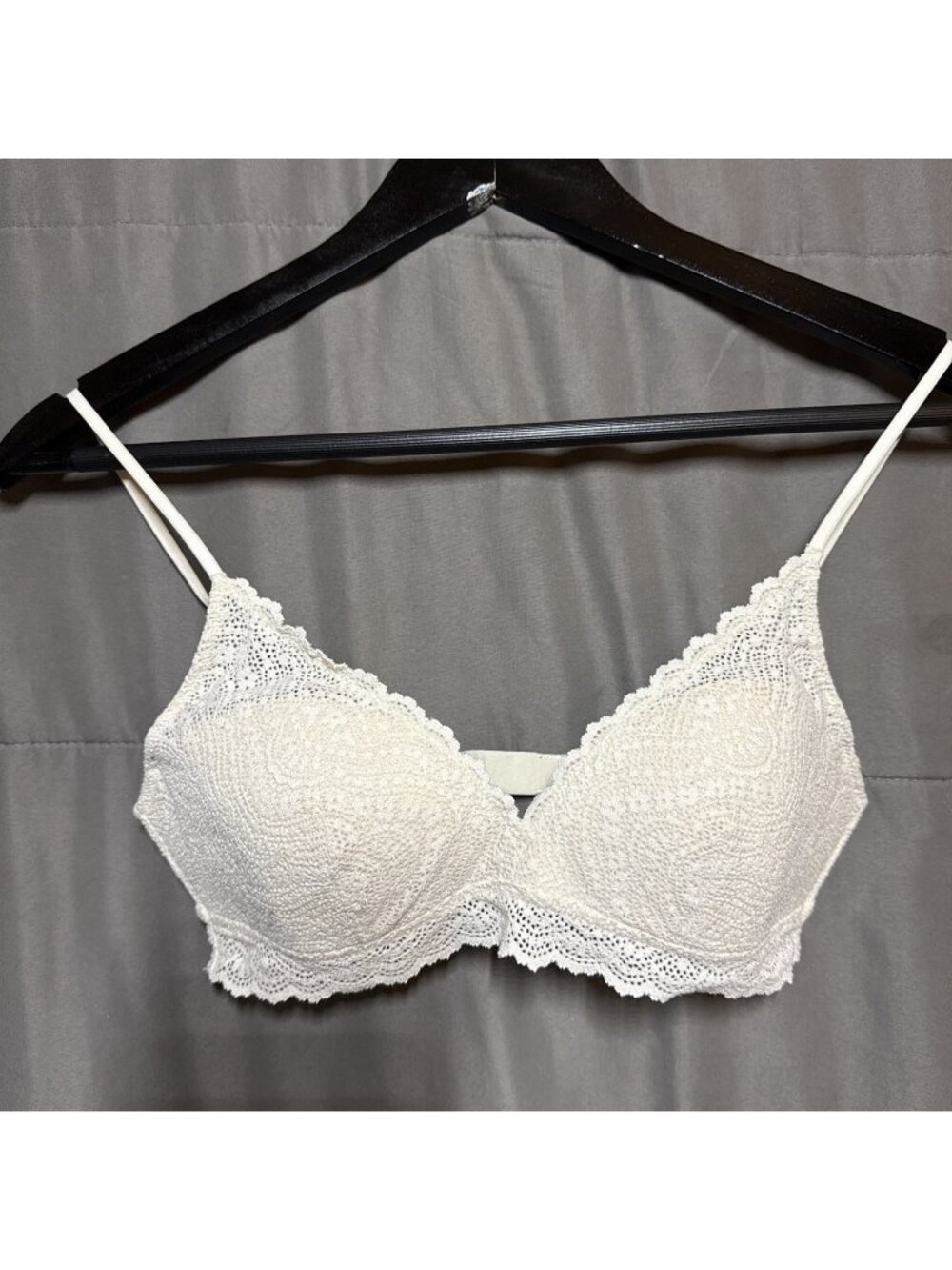 Uniqlo Wireless Bra Women Junior Size S (33A-35A) V-Neck Cream Lace Hook Eye Bac